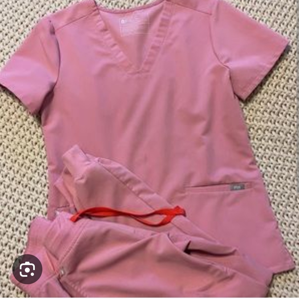 Figs Women's Scrub Set in Soft Pink